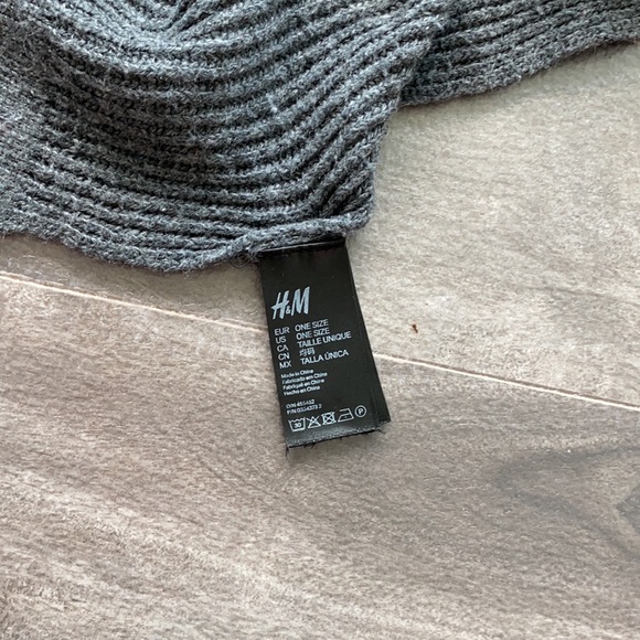 Grey Knit scarf - Picture 3 of 3